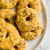 Cauliflower bagel bites on a plate.