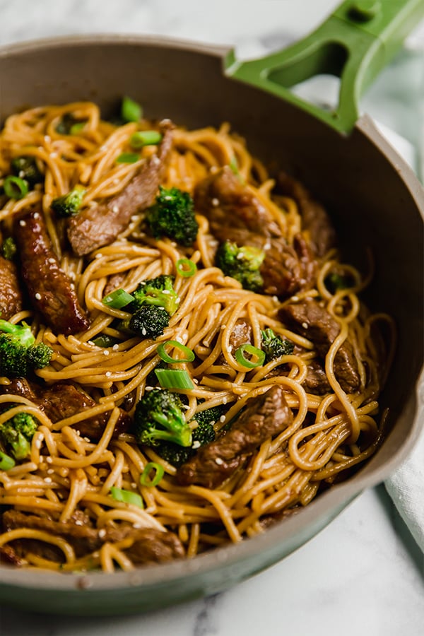 beef and broccoli lo mein in a pan