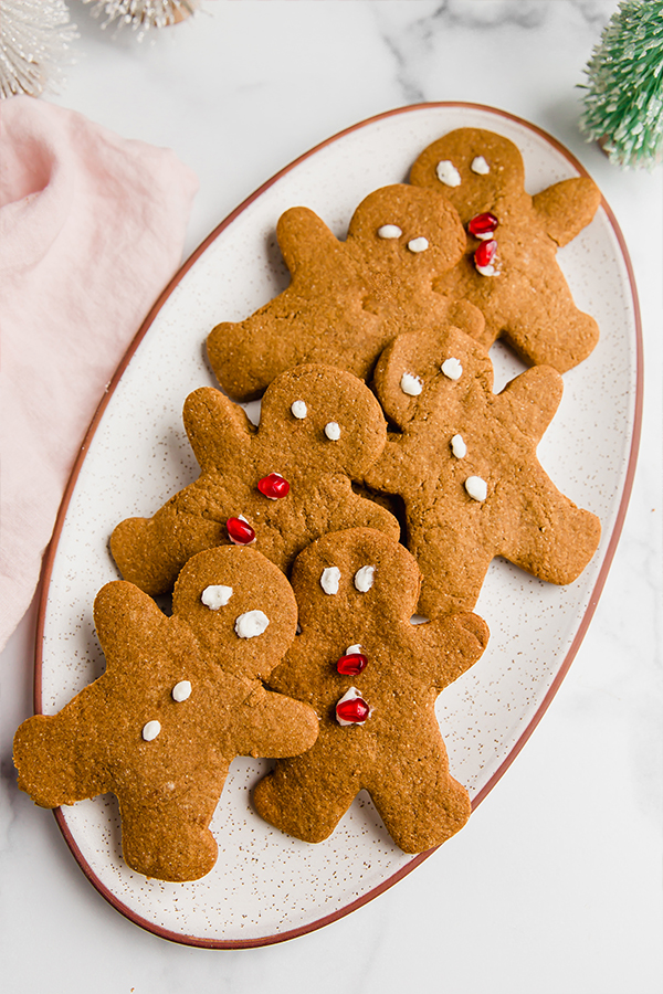 Gingerbread cookies on a oval plate