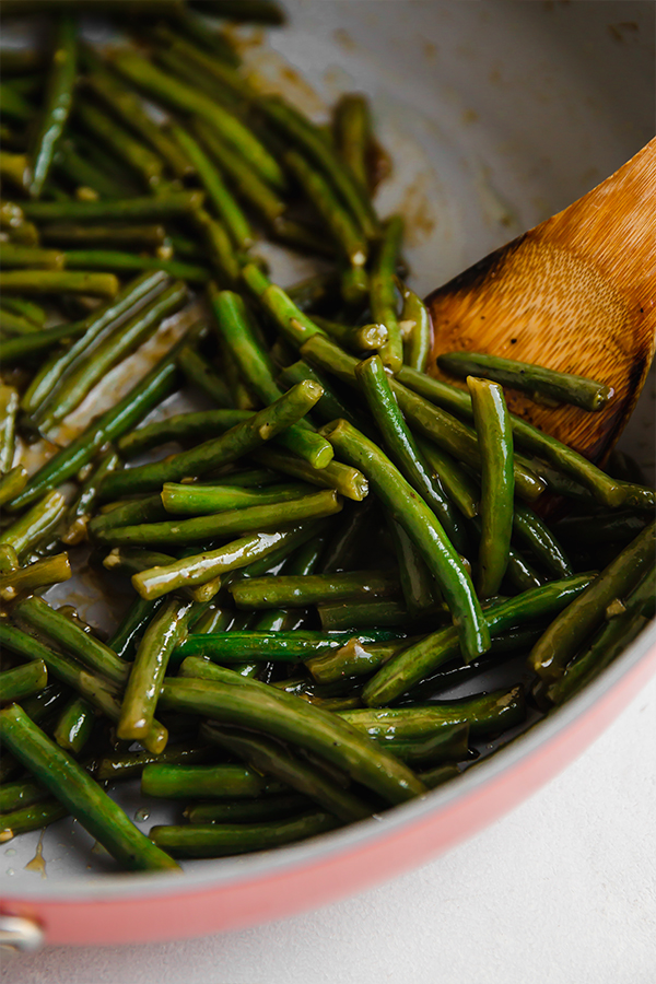 Green beans cooked in a pan.