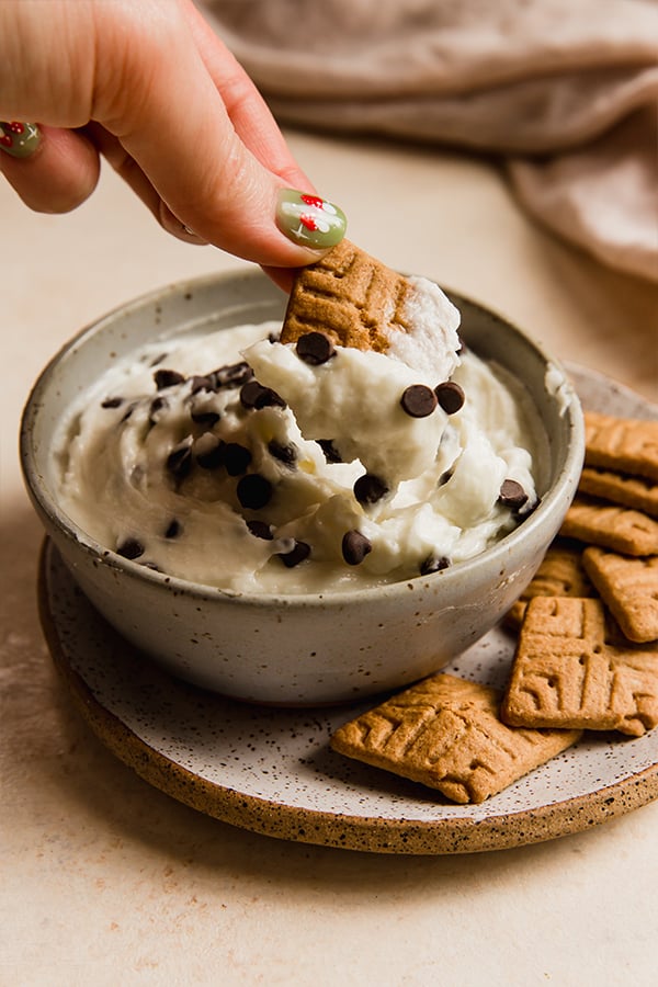 A bowl of cannoli dip with graham crackers.