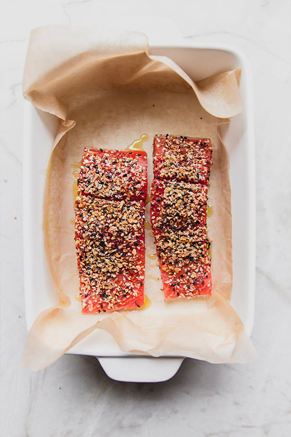 The salmon filets with everything bagel seasoning ready to be cooked.