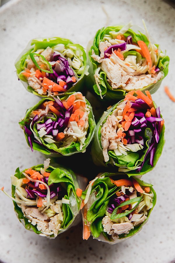 These chicken and vegetable spring rolls are the perfect simple and light lunch! They're made with rice paper, vegetables, chicken and a delicious dipping sauce.