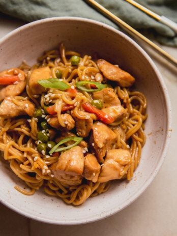 Gluten free ramen noodle bake with chicken and vegetables in a bowl.