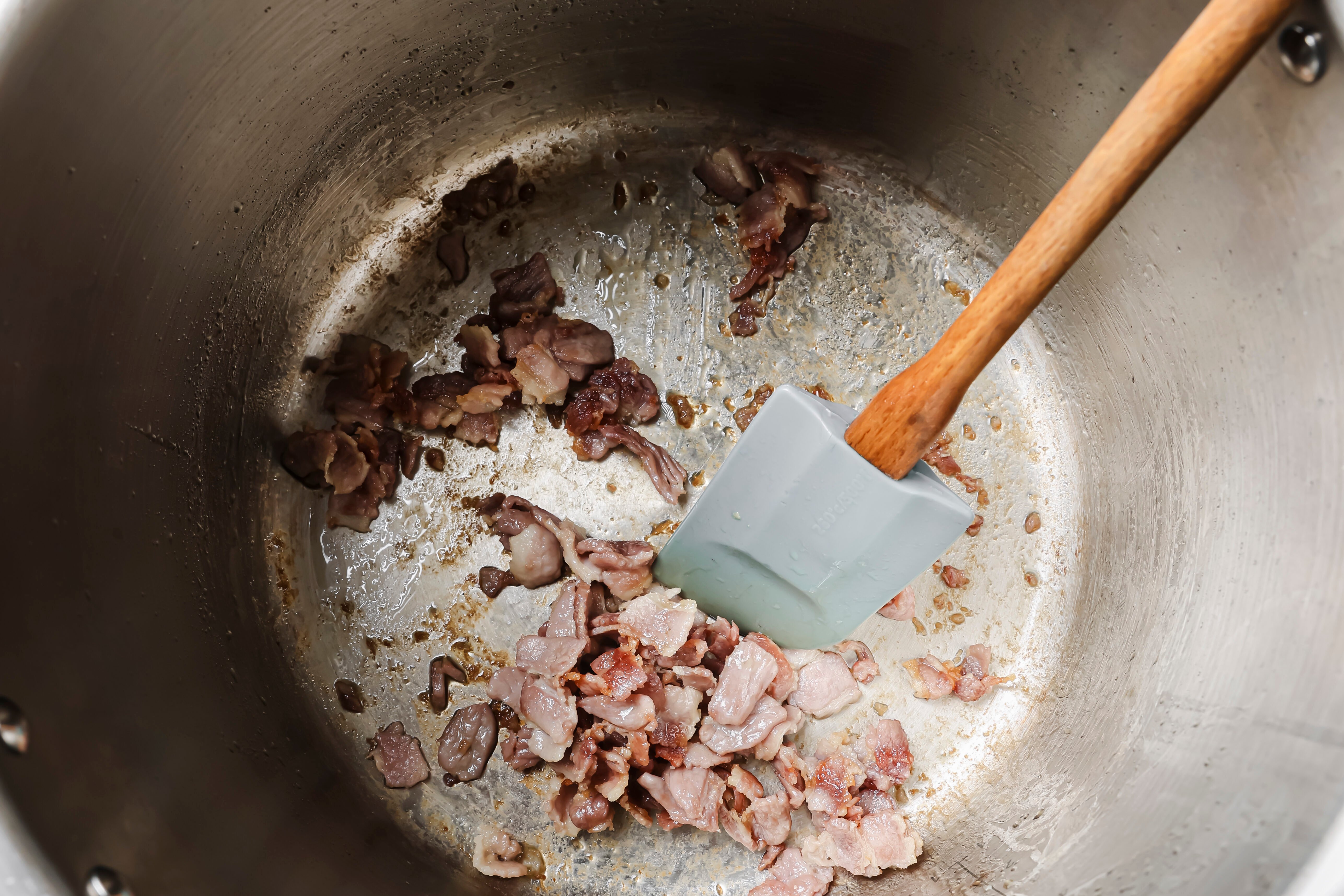 The bacon sauting in the instant pot.