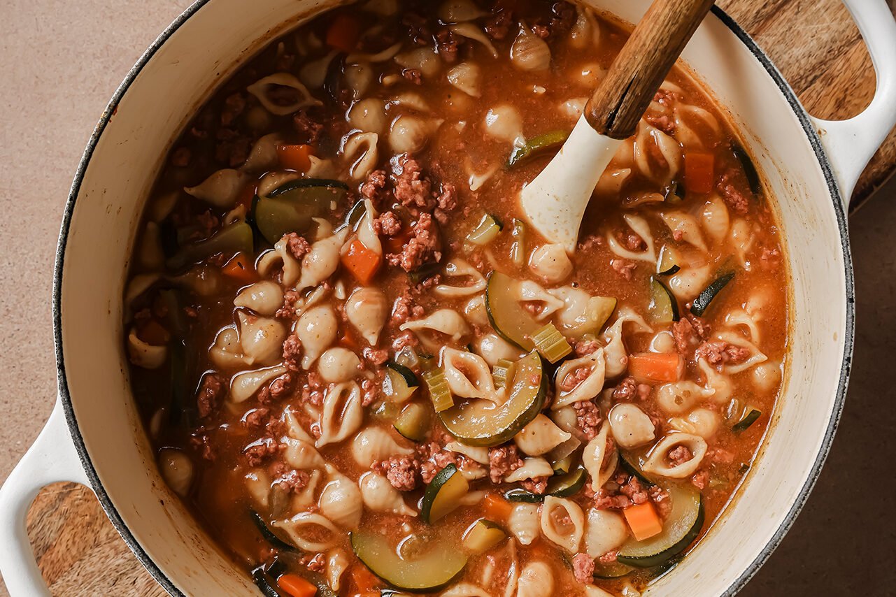 Conchitas con carne fully cooked in a white dutch oven.