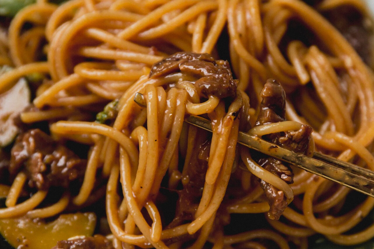 The finished dish with noodles, beef, and vegetables.