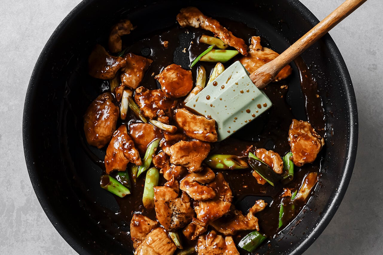 Cooked mongolian chicken in a pan.